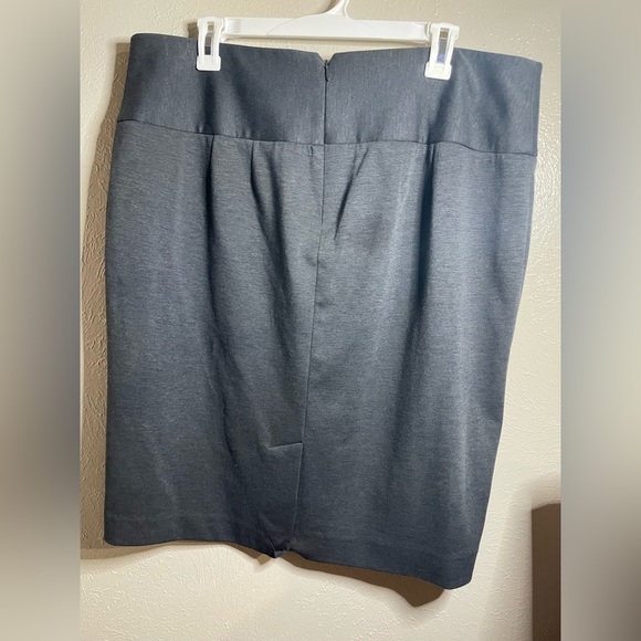 Gray Zip up pencil skirt - Picture 2 of 3